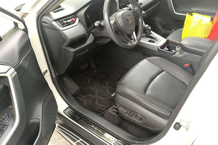 Used Toyota RAV4 2020 2.0L CVT 4x4 Style PLUS Edition Driver Seat