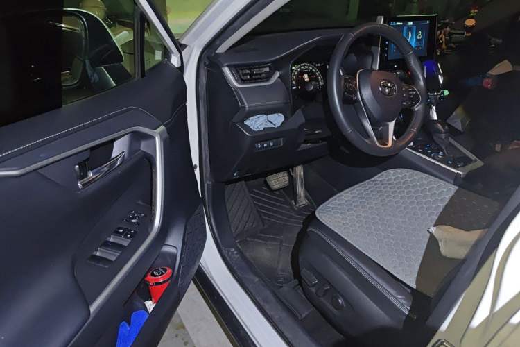 Used Toyota RAV4 2020 Dual-Engine 2.5L E-CVT 4x4 Elite PLUS Edition Driver Seat