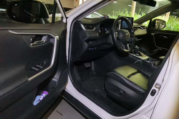 Used Toyota RAV4 2020 Dual-Engine 2.5L E-CVT 4x4 Elite PLUS Edition Driver Seat