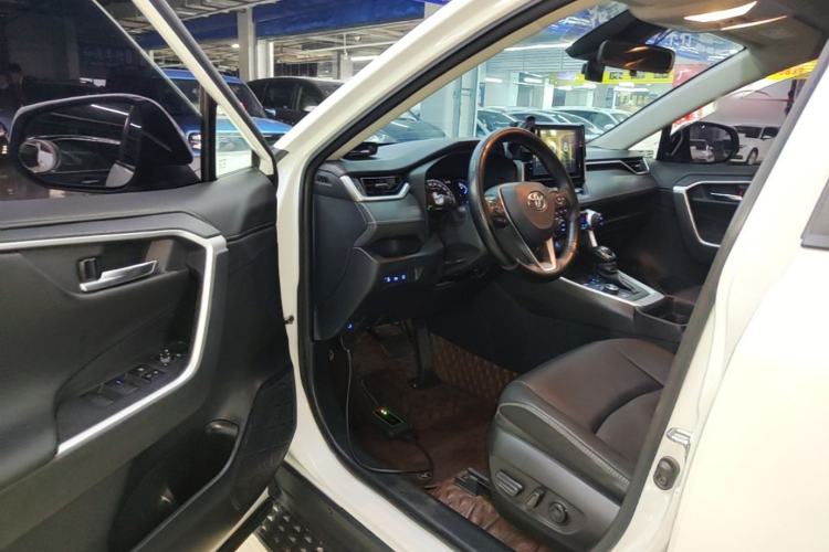 Used Toyota RAV4 2020 Dual-Engine 2.5L E-CVT 4x4 Elite PLUS Edition Driver Seat