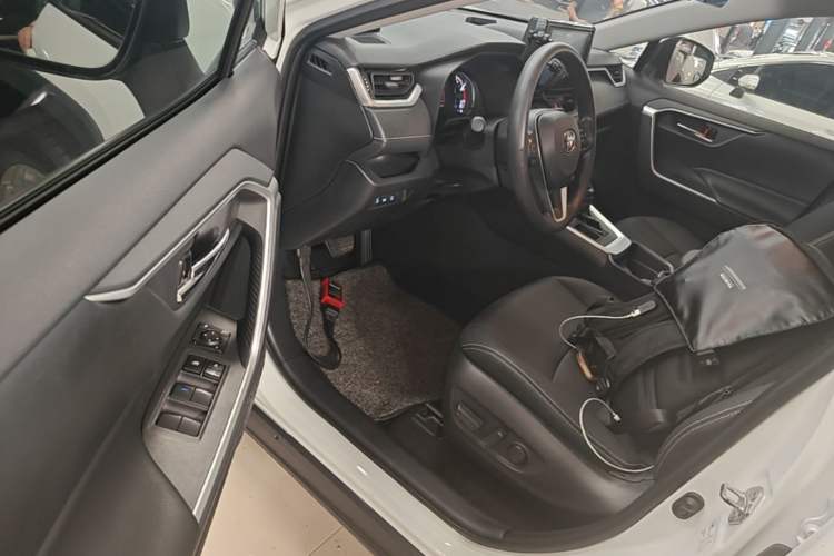Used Toyota RAV4 2020 2.0L CVT Two-Wheel Drive Fashion Edition Driver Seat