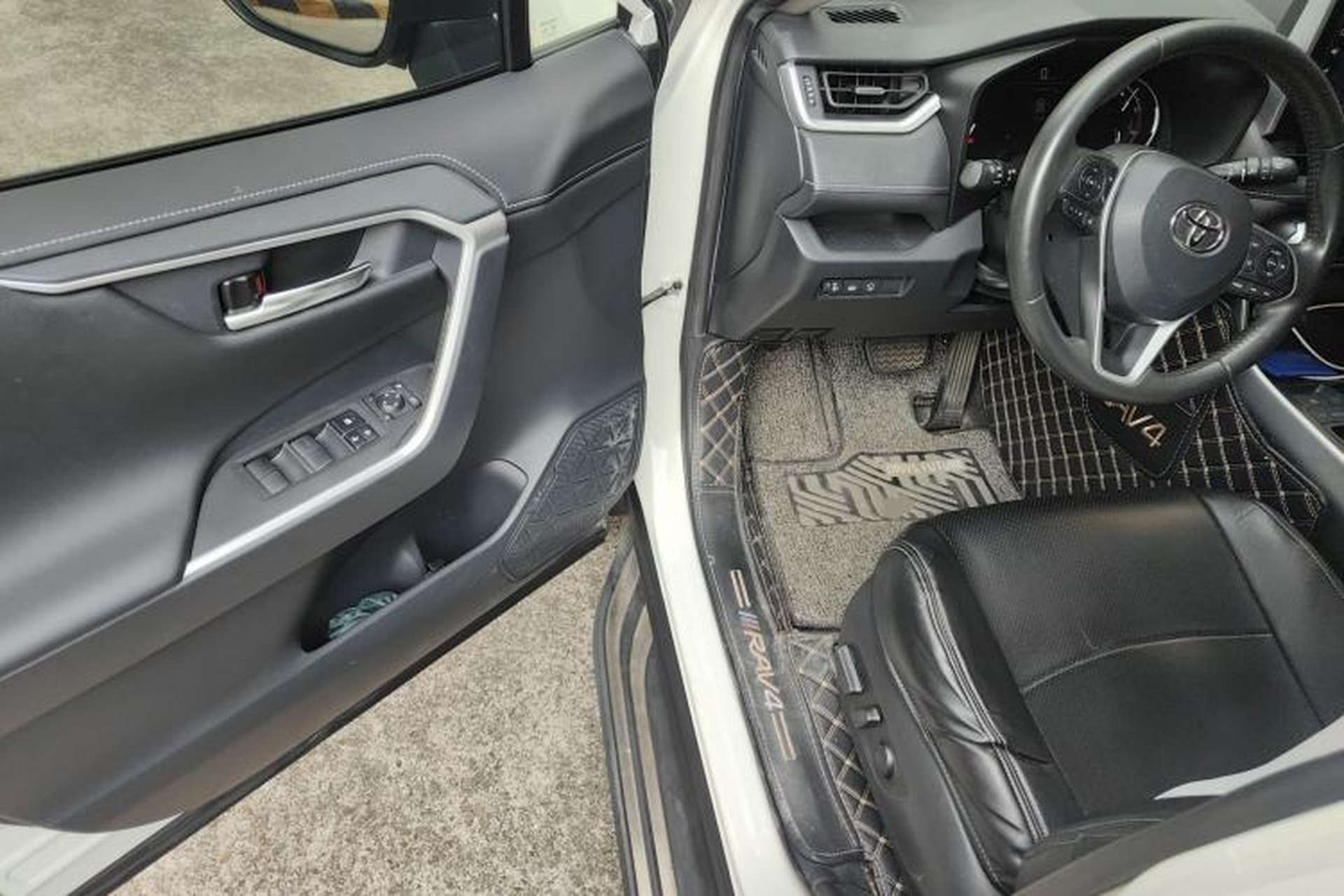Used Toyota RAV4 2020 2.0L CVT Two-Wheel Drive Fashion PLUS Edition Driver Seat