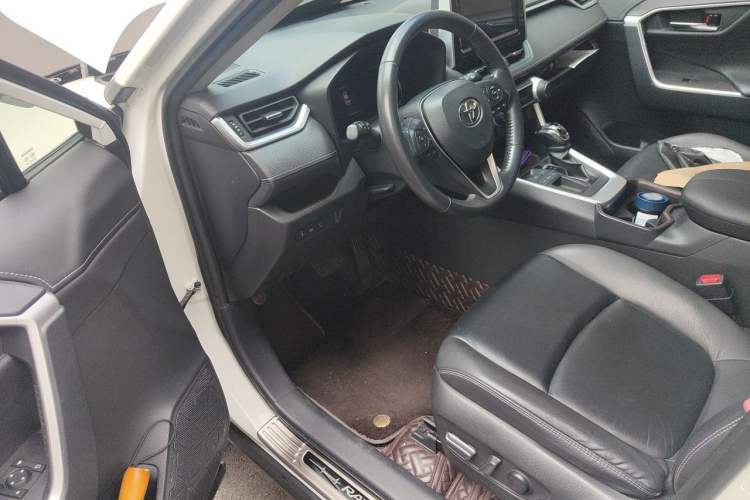 Used Toyota RAV4 2020 2.0L CVT Two-Wheel Drive Prestige Edition Driver Seat