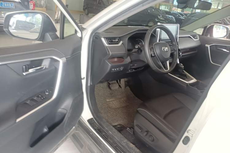 Used Toyota RAV4 2020 2.0L CVT Two-Wheel Drive Prestige Edition Driver Seat