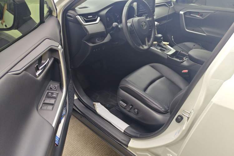 Used Toyota RAV4 2020 2.0L CVT 4x4 Style PLUS Edition Driver Seat