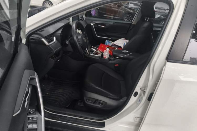 Used Toyota RAV4 2020 2.0L CVT 4x4 Trend Edition Driver Seat