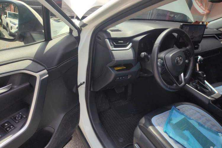 Used Toyota RAV4 2020 2.0L CVT Two-Wheel Drive Prestige Edition Driver Seat