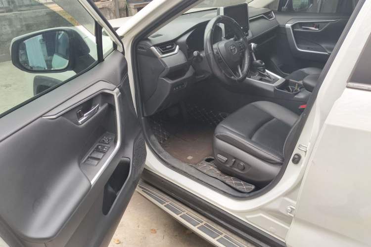 Used Toyota RAV4 2020 2.0L CVT Two-Wheel Drive Prestige Edition Driver Seat