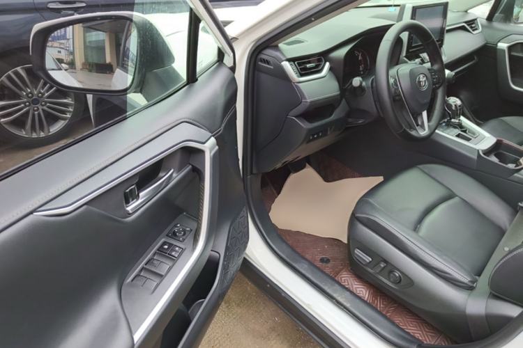 Used Toyota RAV4 2020 2.0L CVT 4x4 Style PLUS Edition Driver Seat