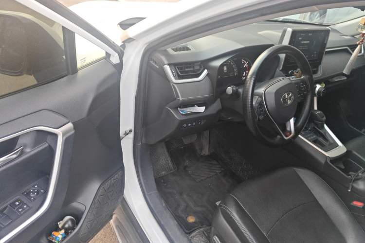Used Toyota RAV4 2020 2.0L CVT 4x4 Trend Edition Driver Seat