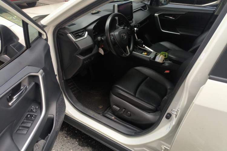 Used Toyota RAV4 2020 2.0L CVT 4x4 Trend Edition Driver Seat