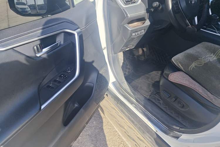 Used Toyota RAV4 2020 2.0L CVT Two-Wheel Drive Prestige Edition Driver Seat