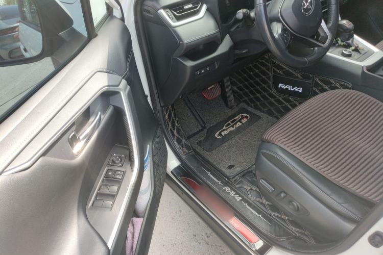 Used Toyota RAV4 2020 Dual-Engine 2.5L E-CVT 4x4 Elite PLUS Edition Driver Seat