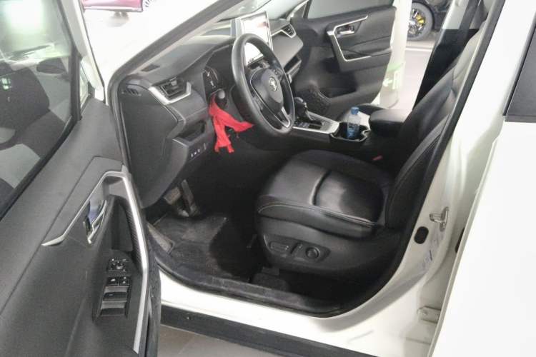 Used Toyota RAV4 2020 2.0L CVT 4x4 Trend Edition Driver Seat