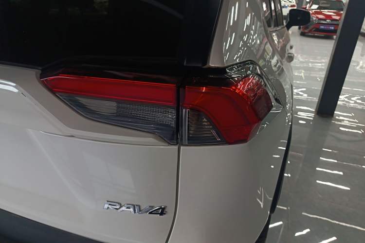 Used Toyota RAV4 2020 2.0L CVT Two-Wheel Drive Fashion Edition Exterior 3
