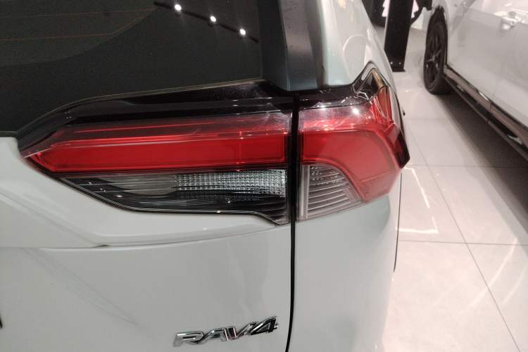 Used Toyota RAV4 2020 2.0L CVT Two-Wheel Drive Fashion Edition Exterior 3