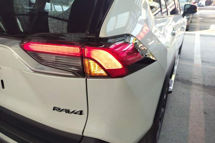 Used Toyota RAV4 2020 2.0L CVT Two-Wheel Drive Prestige Edition Exterior 3