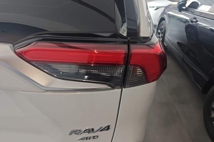 Used Toyota RAV4 2020 2.0L CVT Four-Wheel Drive Prestige Edition Exterior 6