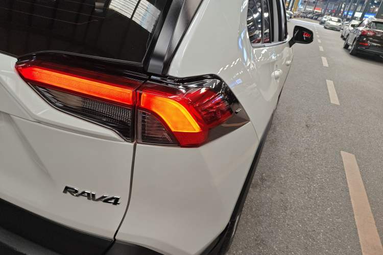 Used Toyota RAV4 2020 2.0L CVT Two-Wheel Drive Fashion Edition Exterior 6