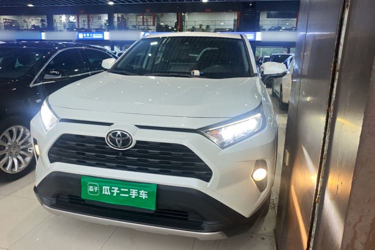 Toyota RAV4 2020 — фото 1