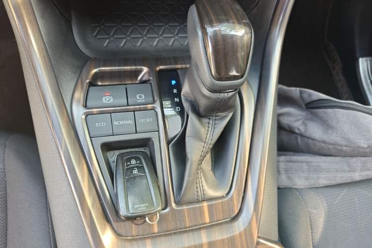 Used Toyota RAV4 2020 2.0L CVT Two-Wheel Drive Fashion Edition Gear Lever