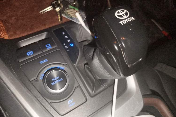 Used Toyota RAV4 2020 Dual-Engine 2.5L E-CVT 4x4 Elite PLUS Edition Gear Lever