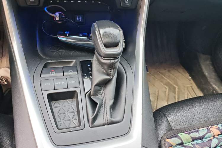 Used Toyota RAV4 2020 2.0L CVT Two-Wheel Drive Fashion Edition Gear Lever