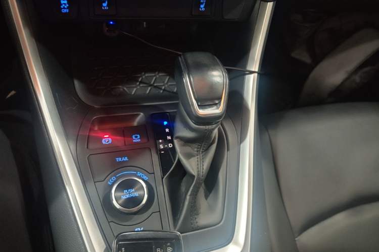 Used Toyota RAV4 2020 Dual-Engine 2.5L E-CVT 4x4 Elite PLUS Edition Gear Lever