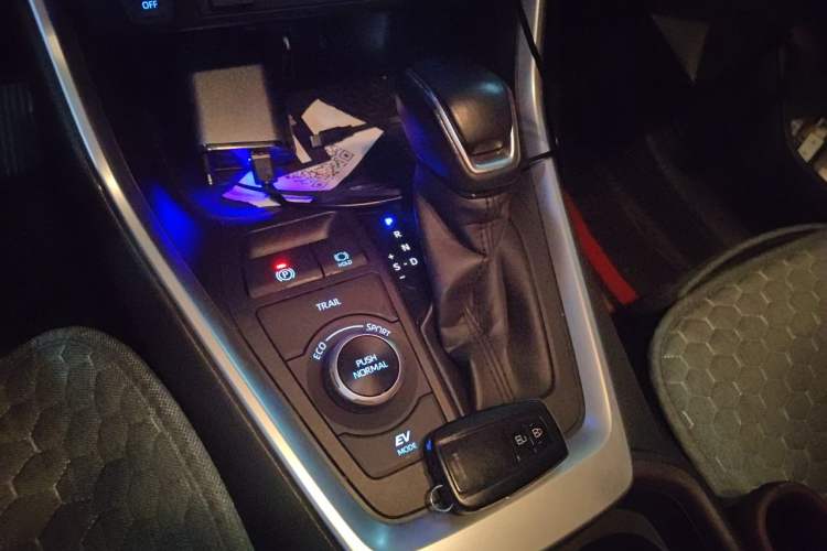 Used Toyota RAV4 2020 Dual-Engine 2.5L E-CVT 4x4 Elite PLUS Edition Gear Lever