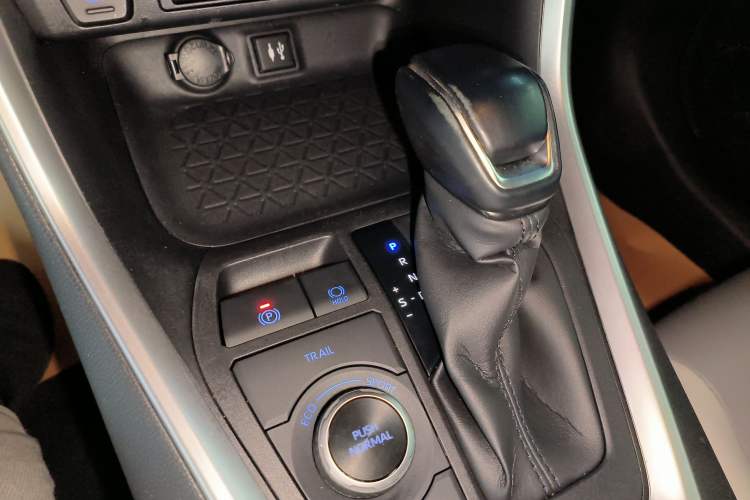 Used Toyota RAV4 2020 Dual-Engine 2.5L E-CVT 4x4 Elite PLUS Edition Gear Lever