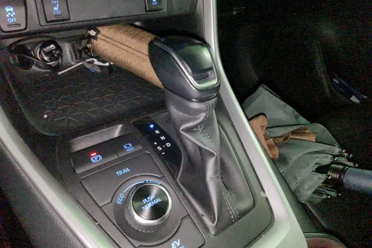 Used Toyota RAV4 2020 Dual-Engine 2.5L E-CVT 4x4 Elite PLUS Edition Gear Lever