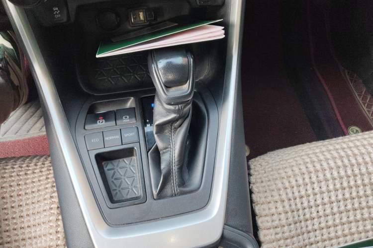 Used Toyota RAV4 2020 2.0L CVT Two-Wheel Drive Urban Edition Gear Lever