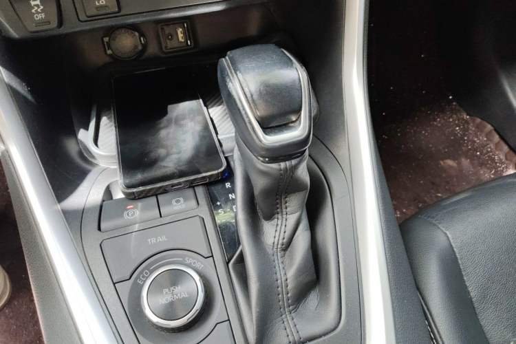 Used Toyota RAV4 2020 Dual-Engine 2.5L E-CVT 4x4 Elite PLUS Edition Gear Lever