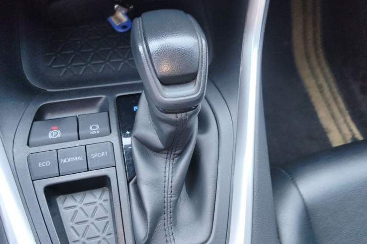 Used Toyota RAV4 2020 2.0L CVT Two-Wheel Drive Fashion Edition Gear Lever