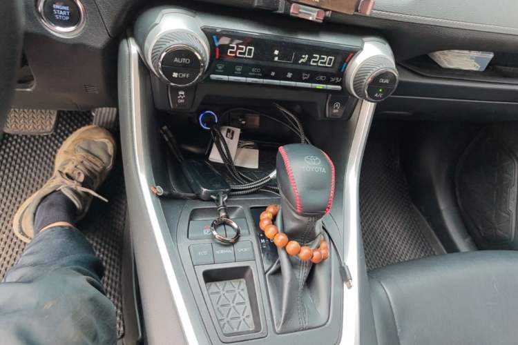 Used Toyota RAV4 2020 2.0L CVT Two-Wheel Drive Fashion Edition Gear Lever
