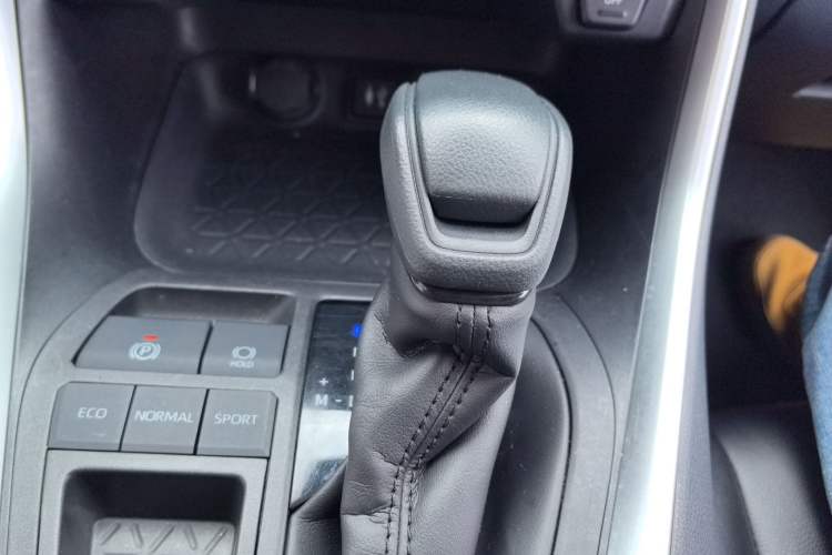 Used Toyota RAV4 2020 2.0L CVT Two-Wheel Drive Urban Edition Gear Lever