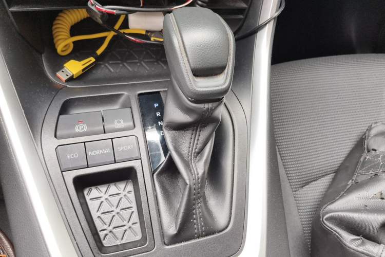 Used Toyota RAV4 2020 2.0L CVT Two-Wheel Drive Urban Edition Gear Lever