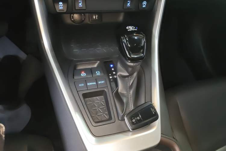 Used Toyota RAV4 2020 2.0L CVT Two-Wheel Drive Fashion PLUS Edition Gear Lever