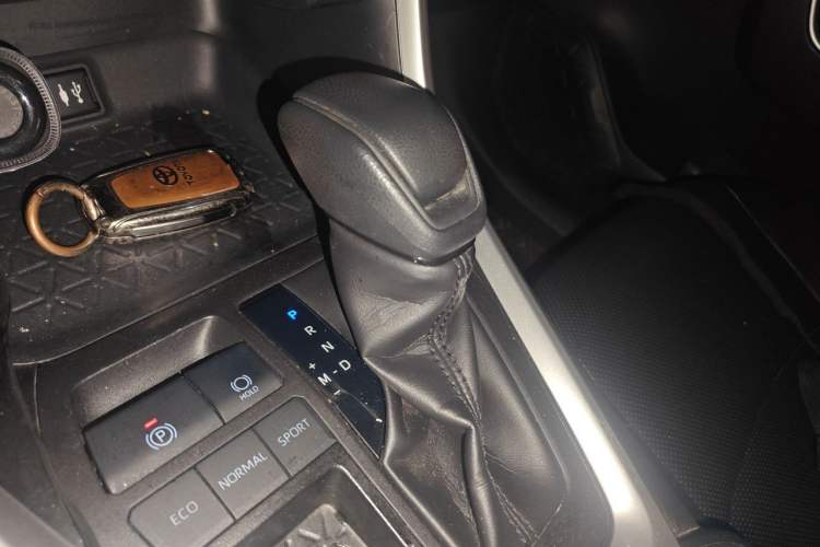 Used Toyota RAV4 2020 2.0L CVT Two-Wheel Drive Fashion Edition Gear Lever