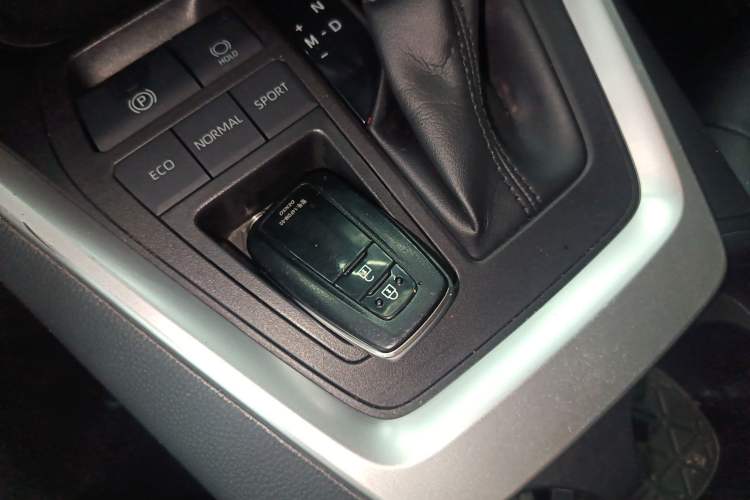 Used Toyota RAV4 2020 2.0L CVT Two-Wheel Drive Fashion Edition Interior 1