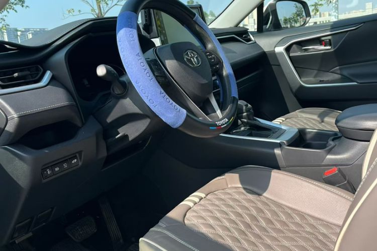 Used Toyota RAV4 2020 2.0L CVT Two-Wheel Drive Fashion Edition Interior 1