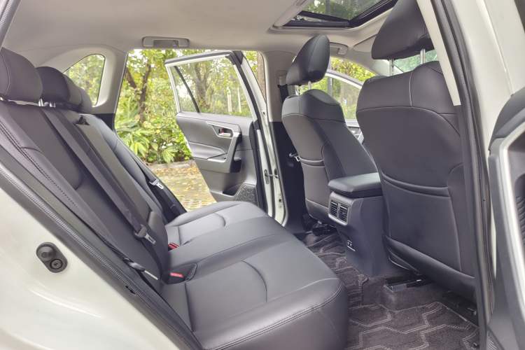 Used Toyota RAV4 2020 2.0L CVT Two-Wheel Drive Fashion Edition Interior 1