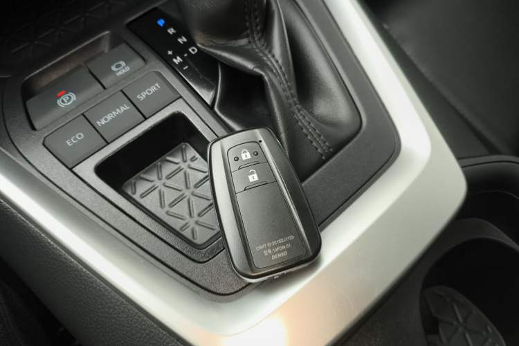Used Toyota RAV4 2020 2.0L CVT Two-Wheel Drive Fashion Edition Interior 1