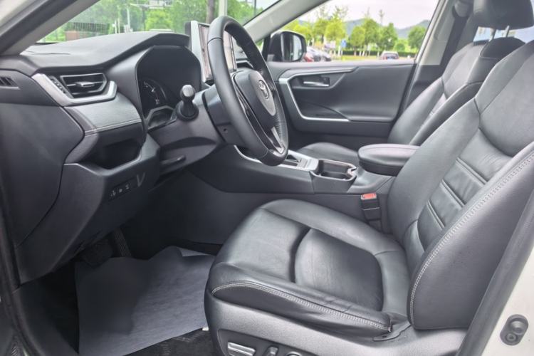 Used Toyota RAV4 2020 2.0L CVT Two-Wheel Drive Fashion PLUS Edition Interior 1