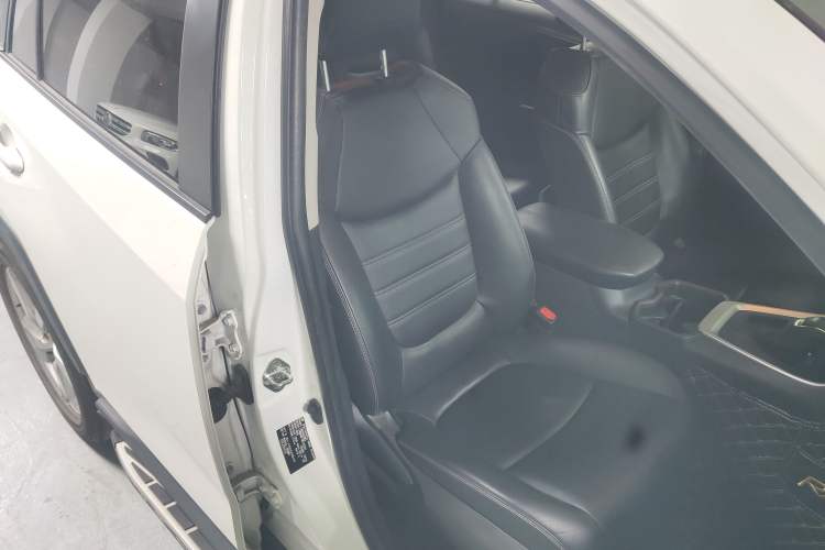 Used Toyota RAV4 2020 2.0L CVT Two-Wheel Drive Fashion PLUS Edition Interior 10
