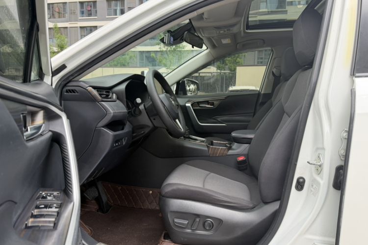 Used Toyota RAV4 2020 2.0L CVT Two-Wheel Drive Fashion Edition Interior 2