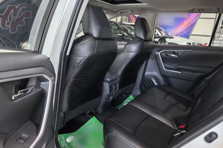 Used Toyota RAV4 2020 2.0L CVT Two-Wheel Drive Fashion Edition Interior 2