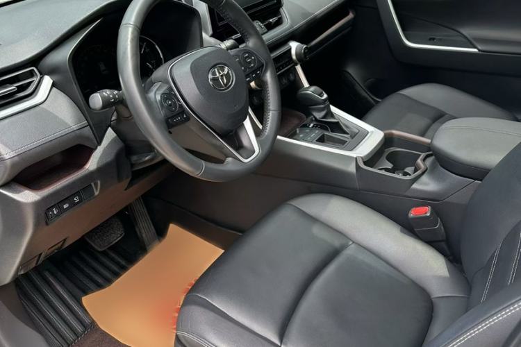 Used Toyota RAV4 2020 2.0L CVT Two-Wheel Drive Prestige Edition Interior 2