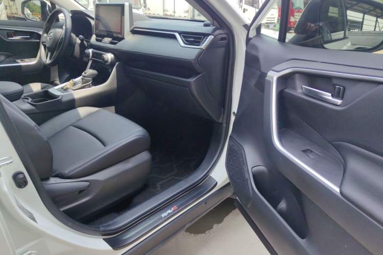 Used Toyota RAV4 2020 2.0L CVT Two-Wheel Drive Fashion Edition Interior 2