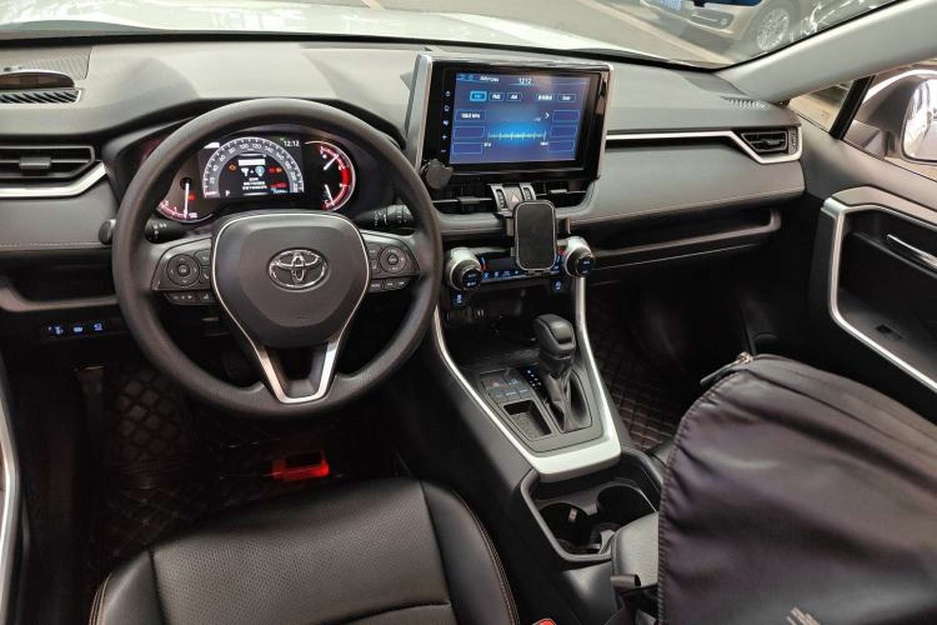 Used Toyota RAV4 2020 2.0L CVT Two-Wheel Drive Fashion Edition Interior 2